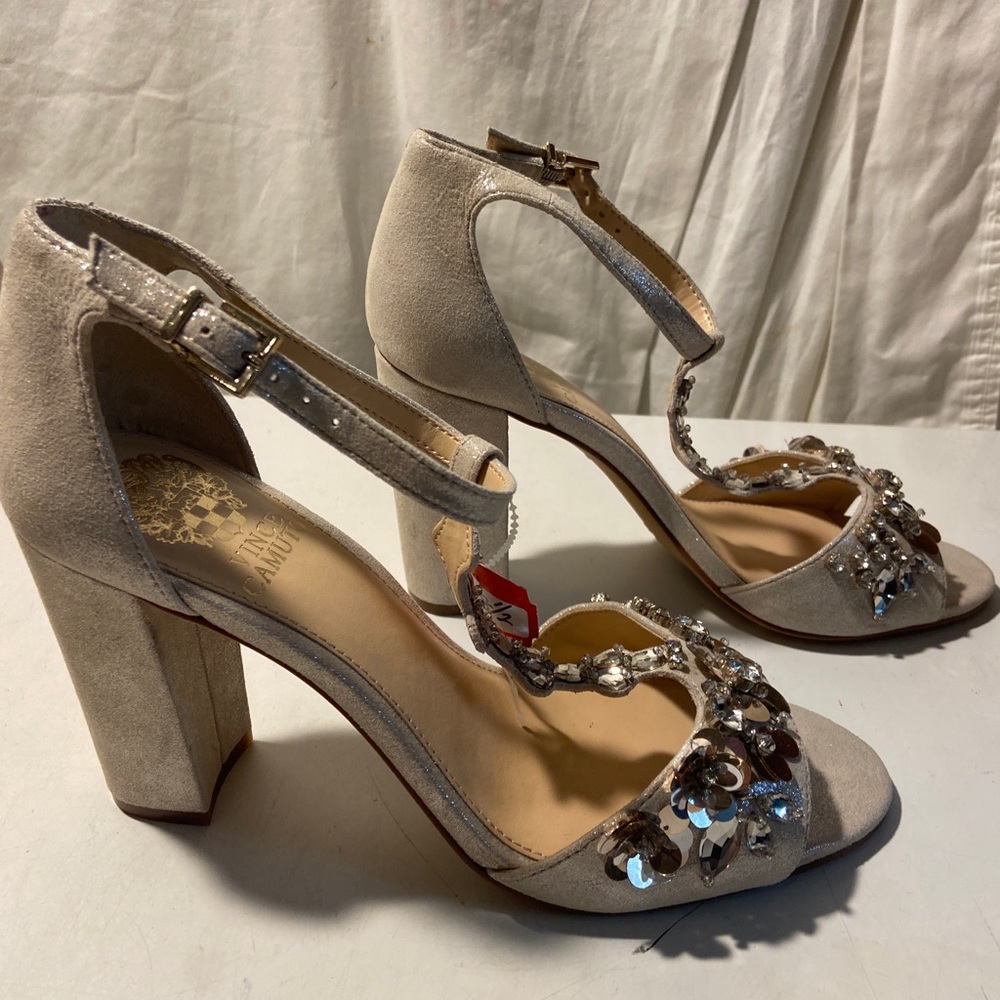 Vince Camuto beige metallic leather sandals with rhinestones size 8.5 NWT - Picture 2 of 7